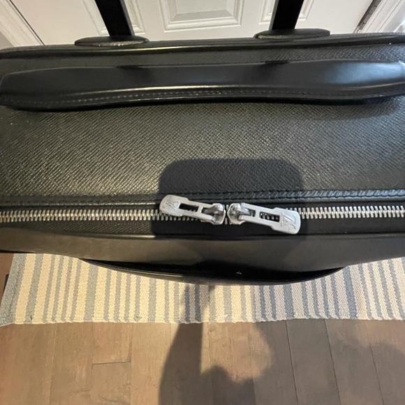 This is a Louis Vuitton travel bag black. - Picture 6 of 16
